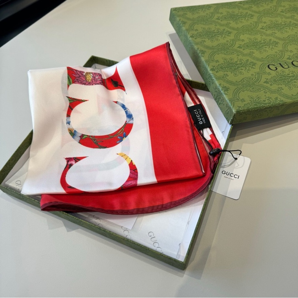Gucci 90x90 Red Floral Interlocking G Silk Scarf NWT 🌸 - Picture 2 of 8